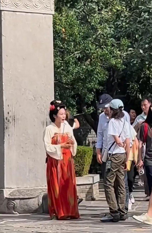 盈通配资 55岁莫文蔚西安开唱惊艳全场，带老公逛华清宫，恩爱模样甜炸了？