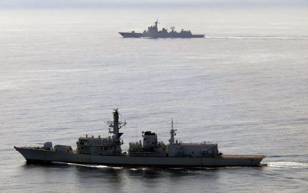 速盈配资 英舰过航台湾海峡时，英媒：中国战机就差发射导弹了，就是故意的